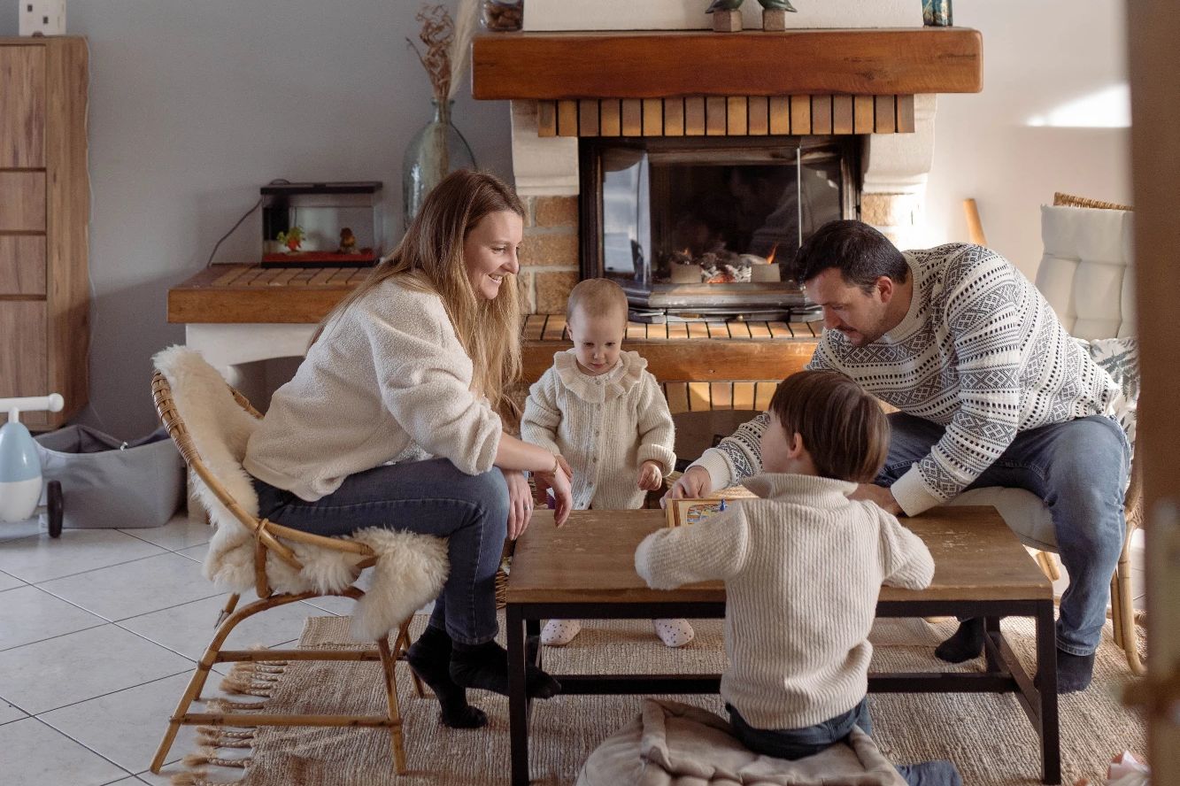 Photographe de famille, séance en famille autour du feu, à nantes