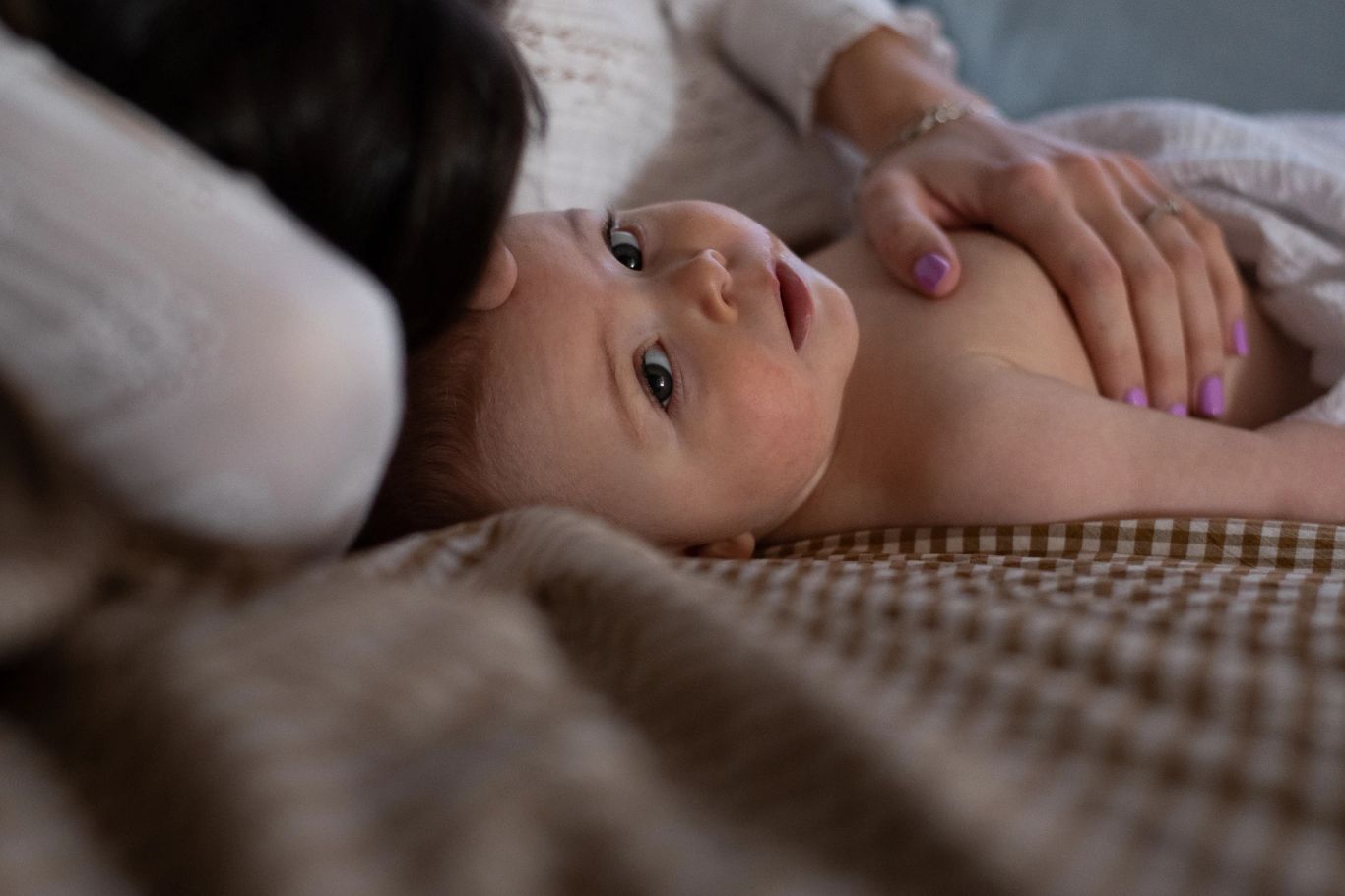 Photographe de maman enfant en douceur allaitement en loire-atlantique 