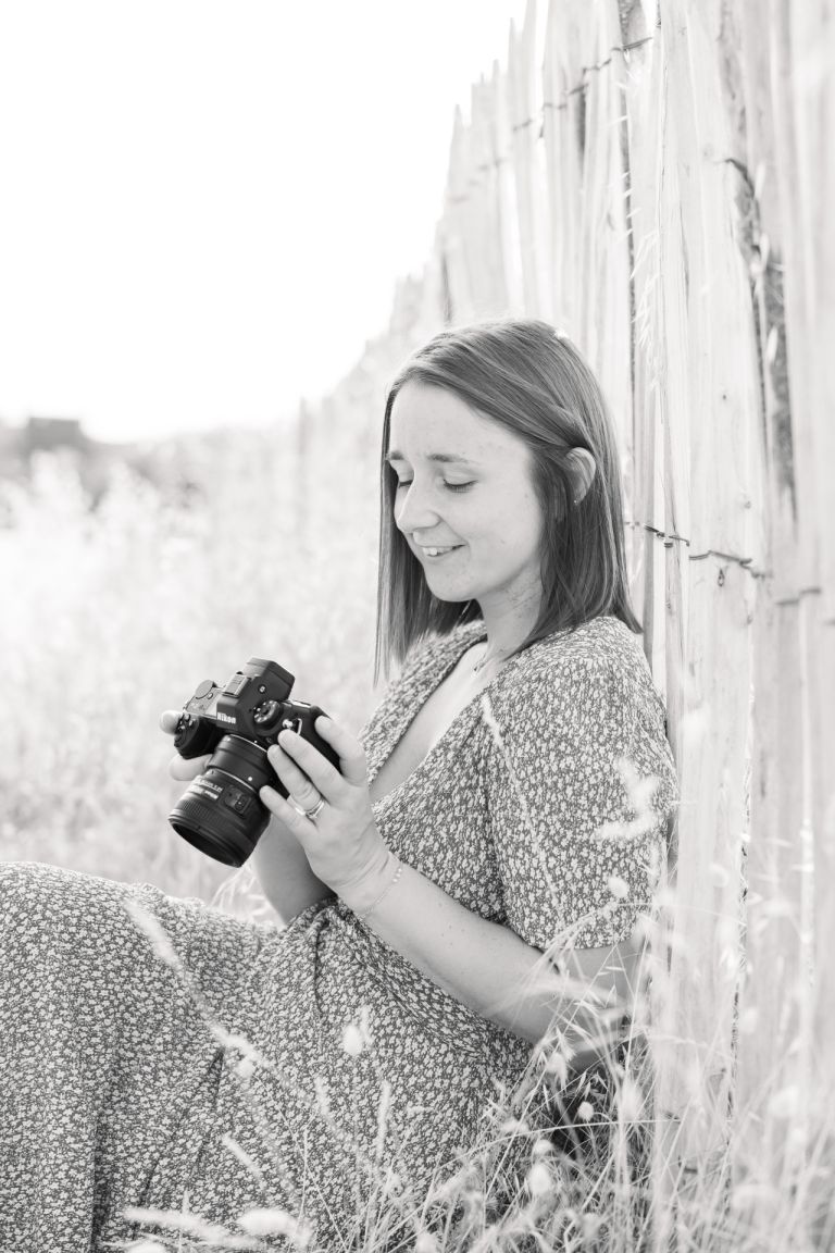 Un portrait de tiphanie autegarden avec son appareil photo