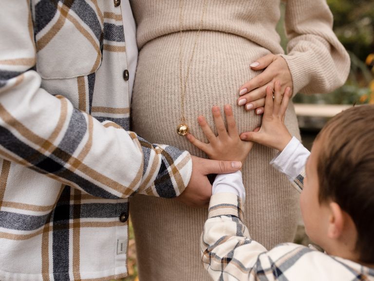 Une séance famille grossesse en extérieur 