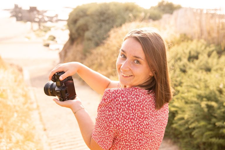 Un portrait de tiphanie autegarden avec son appareil photo